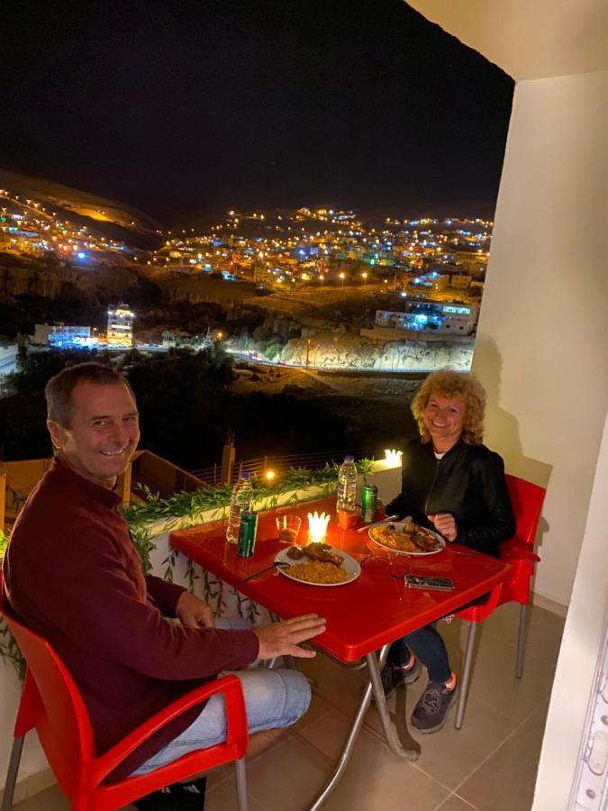 Hustle'S Look Bed & Breakfast Wadi Musa Exterior photo